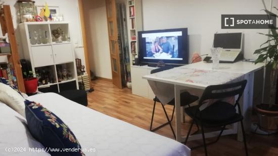 Se alquila habitación en apartamento de 2 dormitorios en Barcelona - BARCELONA