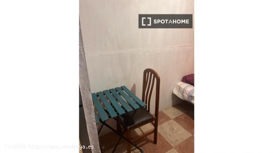 Se alquila habitación en piso de 3 dormitorios en Centro, Córdoba - CORDOBA