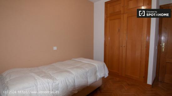 Se alquila habitación en cómodo apartamento de 3 dormitorios en Hortaleza - MADRID