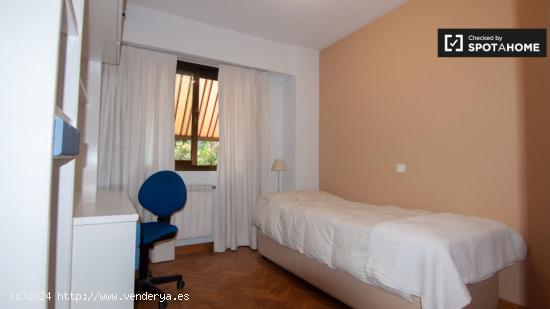 Se alquila habitación en cómodo apartamento de 3 dormitorios en Hortaleza - MADRID