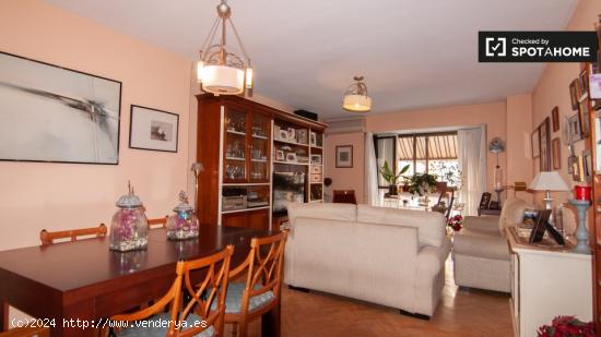 Se alquila habitación en cómodo apartamento de 3 dormitorios en Hortaleza - MADRID