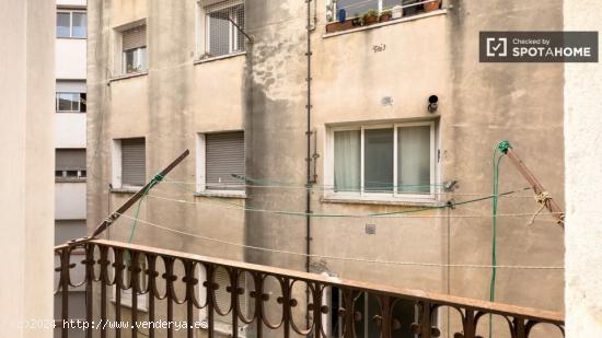 Se alquila habitación en piso de 5 habitaciones en El Raval - BARCELONA