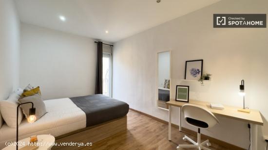 Se alquila habitación en piso de 5 habitaciones en El Raval - BARCELONA