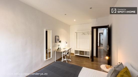 Se alquila habitación en piso de 5 habitaciones en El Raval - BARCELONA