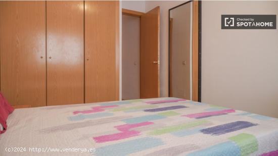 Se alquila habitación en piso de 2 dormitorios en madrid. - MADRID