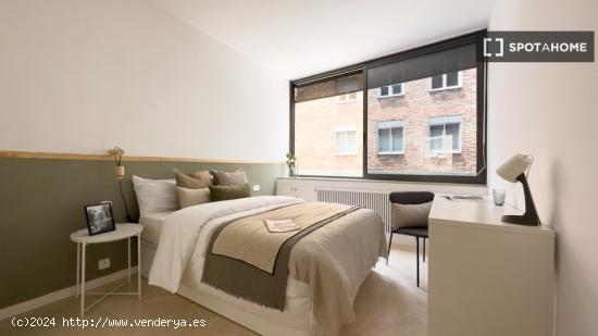 Se alquilan habitaciones en apartamento de 6 dormitorios en Barcelona - BARCELONA