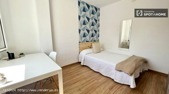 &quot Habitación luminosa con cama doble, armario XXL, TV 32' y WIFi, ideal para estudiantes&am