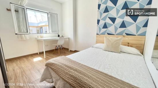 &quot Habitación luminosa con cama doble, armario XXL, TV 32' y WIFi, ideal para estudiantes&am