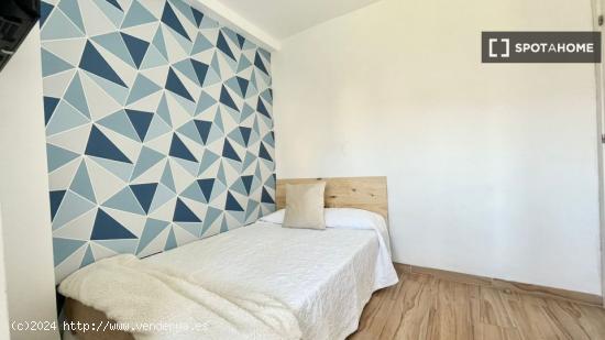 &quot Luminosa habitación con cama doble, TV 32' y WIFi, ideal para estudiantes&quot  - SEV