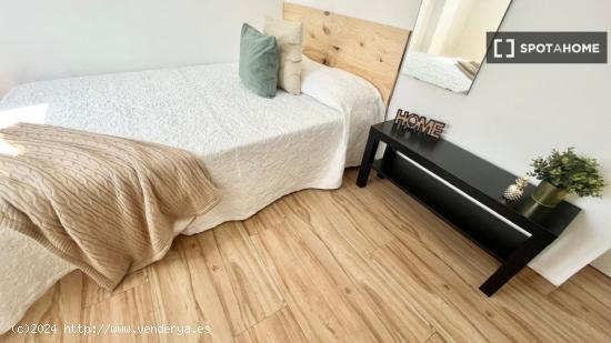 &quot Luminosa habitación con cama doble, TV 32' y WIFi, ideal para estudiantes&quot  - SEV