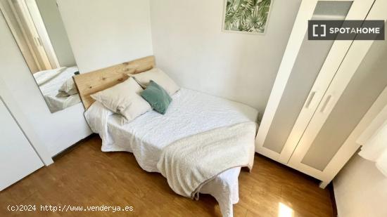 &quot Habitación luminosa con cama doble, TV 32' y WIFi, ideal para estudiantes&quot  - SEV