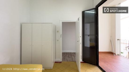 Se alquila habitación en piso de 5 habitaciones en El Raval - BARCELONA