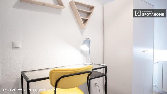 Se alquila habitación en apartamento de 3 dormitorios en Usera - MADRID