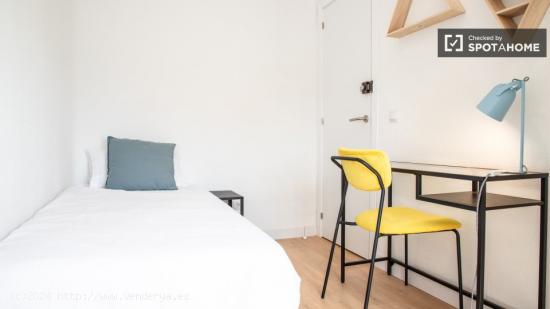 Se alquila habitación en apartamento de 3 dormitorios en Usera - MADRID