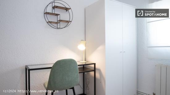 Se alquila habitación en apartamento de 3 dormitorios en Villaverde. - MADRID