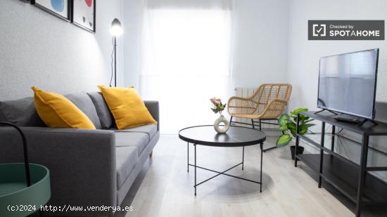 Se alquila habitación en apartamento de 3 dormitorios en Villaverde. - MADRID