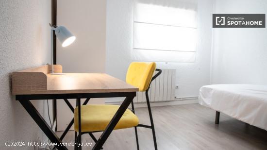 Se alquila habitación en apartamento de 3 dormitorios en Villaverde. - MADRID