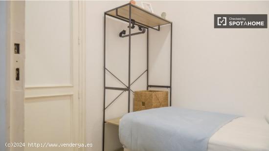 Se alquila habitación en piso de 6 dormitorios en Arapiles - MADRID