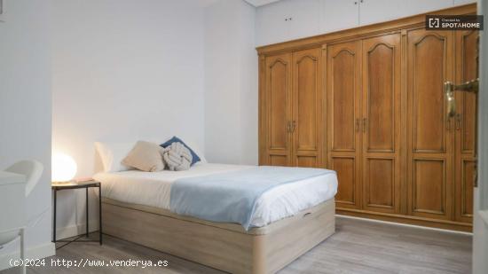  Se alquila habitación en apartamento de 5 dormitorios en Retiro - MADRID 