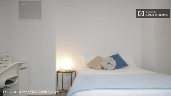 Se alquila habitación en apartamento de 5 dormitorios en Retiro - MADRID