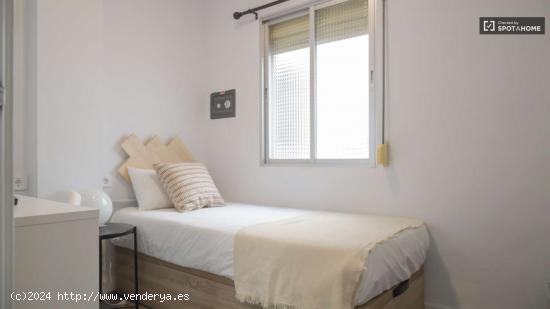  Se alquila habitación en apartamento de 5 dormitorios en Retiro - MADRID 