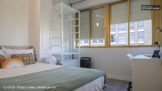  Se alquila habitación en apartamento de 5 dormitorios en Retiro - MADRID 