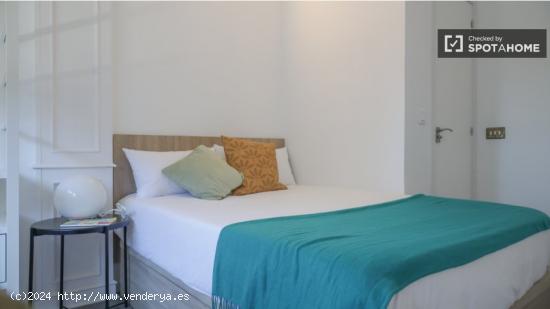 Se alquila habitación en apartamento de 5 dormitorios en Retiro - MADRID