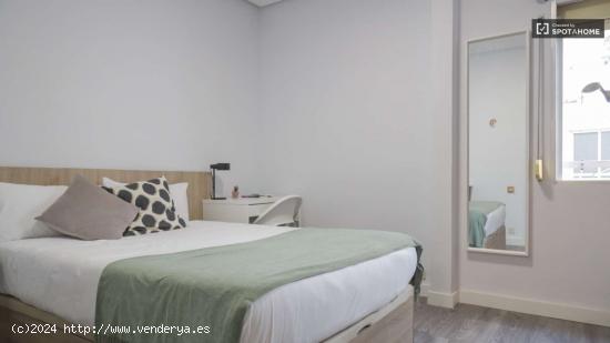  Se alquila habitación en apartamento de 5 dormitorios en Retiro - MADRID 