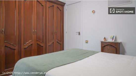 Se alquila habitación en apartamento de 5 dormitorios en Retiro - MADRID