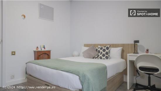 Se alquila habitación en apartamento de 5 dormitorios en Retiro - MADRID