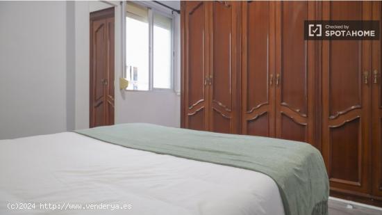 Se alquila habitación en apartamento de 5 dormitorios en Retiro - MADRID