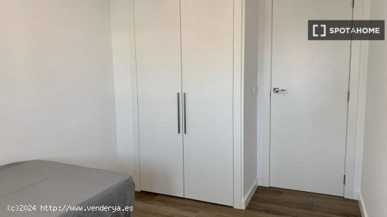 Se alquila habitación en apartamento de 4 dormitorios en L'Amistat - VALENCIA