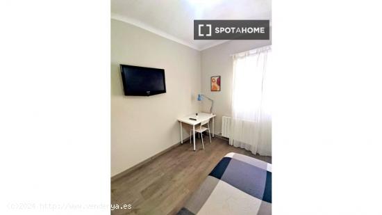 Alquiler de habitaciones en piso de 5 dormitorios en Zaragoza - ZARAGOZA