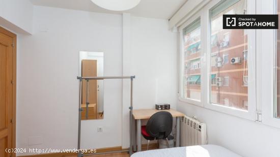 Acogedora habitación con escritorio en un apartamento de 4 dormitorios, Getafe - MADRID