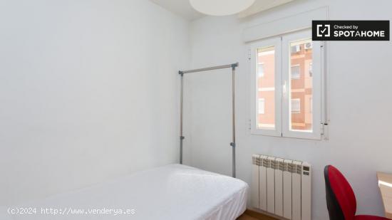 Habitación acogedora con escritorio en un apartamento de 4 dormitorios, Getafe - MADRID