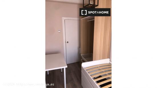 Se alquila habitación en piso de 4 dormitorios en Delicias, Zaragoza - ZARAGOZA