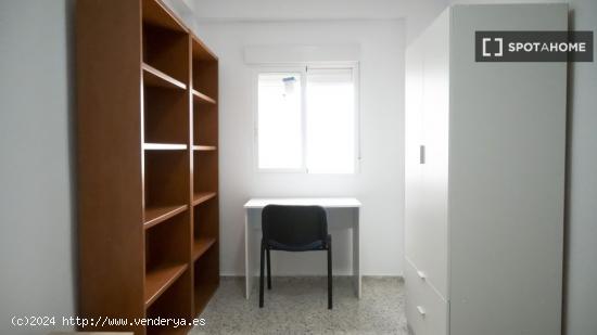 Se alquila habitación en piso compartido en Córdoba - CORDOBA