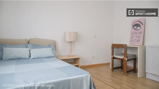 Se alquila habitación en apartamento de 4 dormitorios en Retiro - MADRID