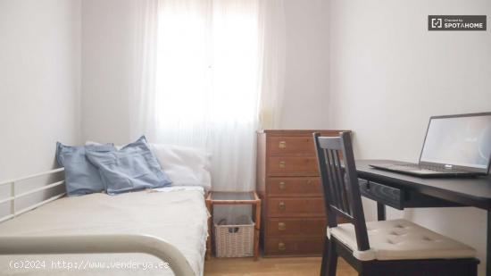  Se alquila habitación en apartamento de 4 dormitorios en Retiro - MADRID 