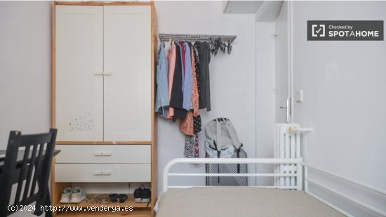 Se alquila habitación en apartamento de 4 dormitorios en Retiro - MADRID