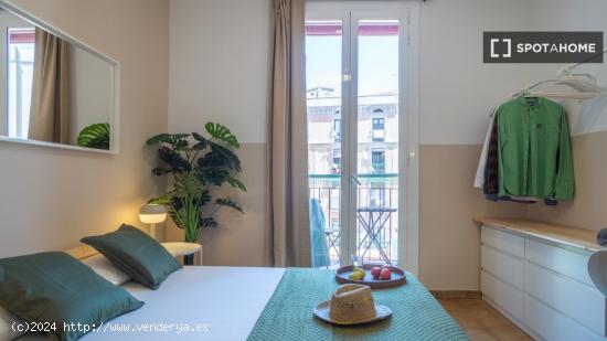 Se alquila habitación en piso de 4 dormitorios en Barcelona - BARCELONA