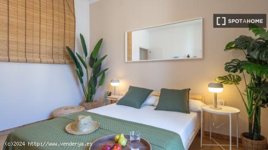 Se alquila habitación en piso de 4 dormitorios en Barcelona - BARCELONA