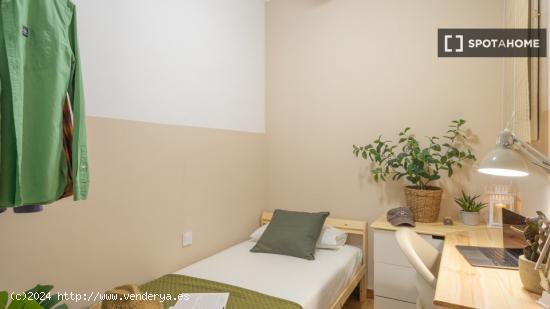 Se alquila habitación en piso de 4 dormitorios en Barcelona - BARCELONA