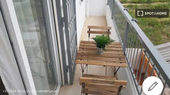 Se alquila habitación en piso de 4 dormitorios en Valencia - VALENCIA