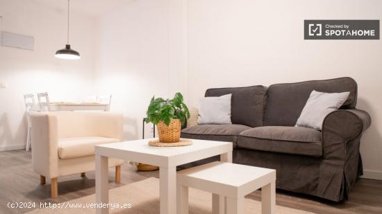 Se alquila habitación en piso de 4 dormitorios en Aluche - MADRID