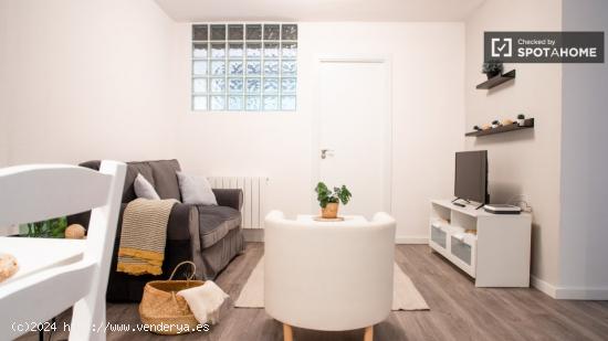 Se alquila habitación en piso de 4 dormitorios en Aluche - MADRID