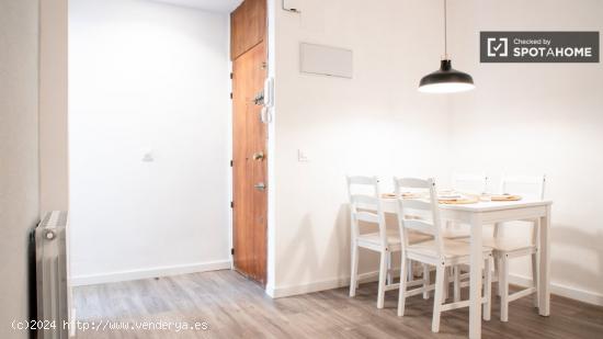 Se alquila habitación en piso de 4 dormitorios en Aluche - MADRID