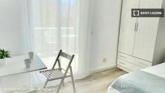 Se alquilan habitaciones en apartamento de 4 dormitorios en Alhaurín De La Torre - MALAGA