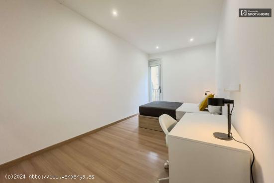  Se alquila habitación en apartamento de 3 dormitorios en Barcelona - BARCELONA 