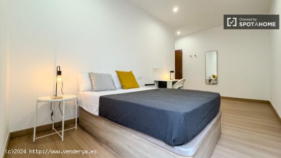 Se alquila habitación en apartamento de 3 dormitorios en Barcelona - BARCELONA